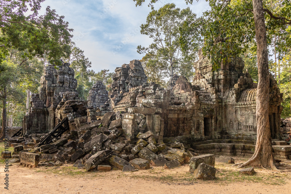 Obraz premium Ancient hindu Ta Som khmer ruined temple entrance hidden in jungles, Angkor Archaeological Park, Siem Reap, Cambodia