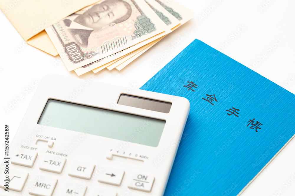 電卓と年金手帳とお金 電卓と年金手帳とお金