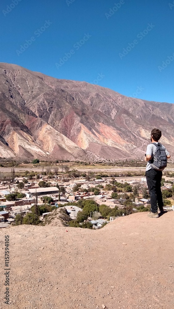 homem em frente a montanah conehcida como paleta del pintor em maimará, argentina homem em frente a montanah conehcida como paleta del pintor em maimará, argentina