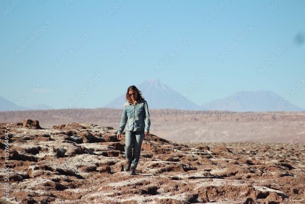 Fototapeta premium mulher na laguna cejar, deserto do atacama, chile