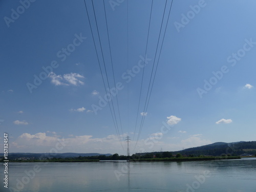 Stromleitungen über Klingnauer Stausee