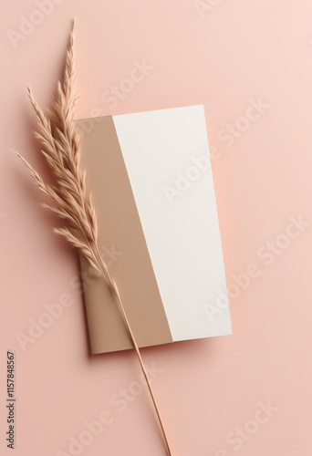 Ein minimalistisches Mockup mit einer Karte in Beige- und Weißtönen, kombiniert mit einem Trockenblumenstrauch auf rosafarbenem Hintergrund. Zeitlos und elegant. Generative KI. photo