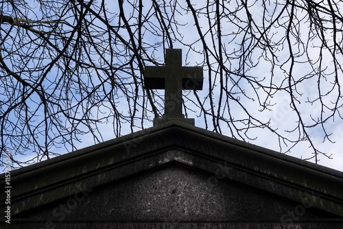 Tombeau et croix de christianisme dans un cimetière photo