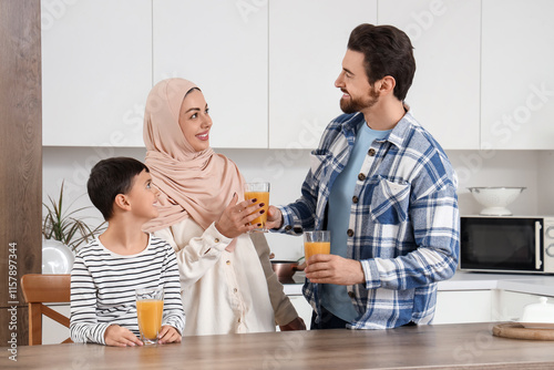 Happy Muslim family with gl...