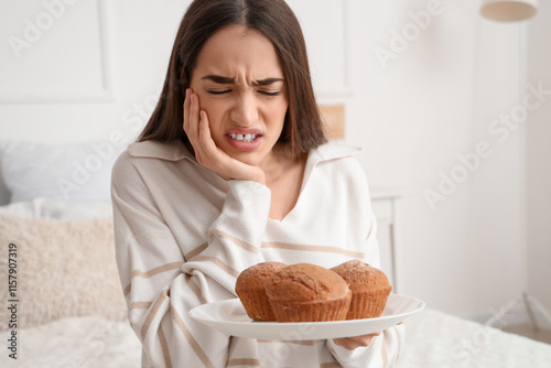 Young woman with muffins su...
