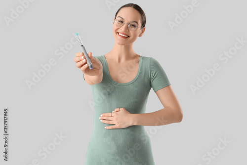 Young pregnant woman with g...