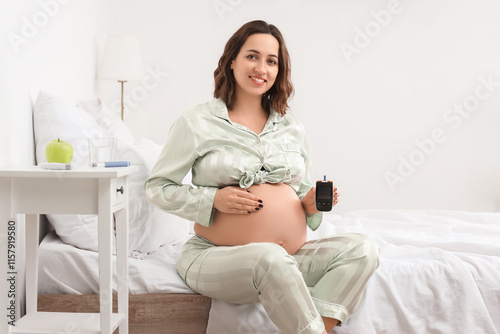 Young pregnant woman with g...