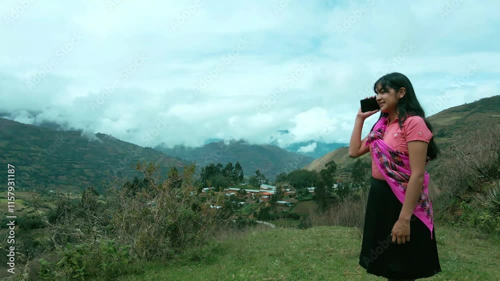 Video de una feliz y bonita campesina  hablando por un teléfono celular en los Andes peruanos. Mujer usando teléfono móvil. Quechua. Andes.