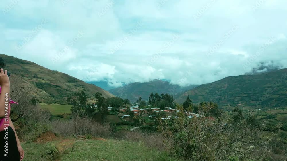 Video de una feliz y bonita campesina  hablando por un teléfono celular en los Andes peruanos. Mujer usando teléfono móvil. Quechua. Andes.