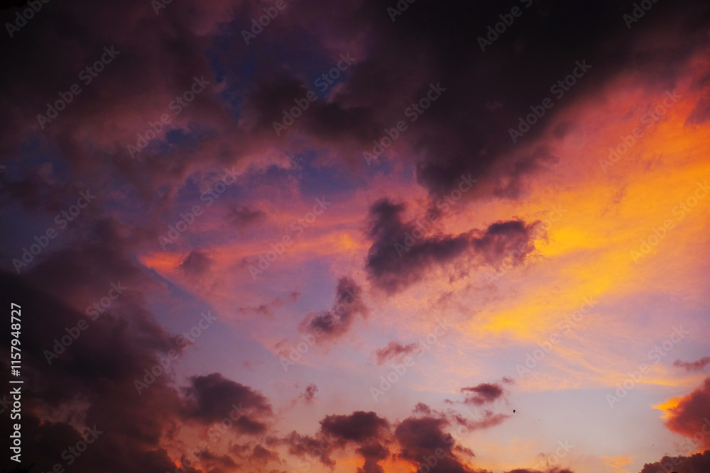 Fototapeta premium Beautiful view of cloudscape in the evening during twilight hour