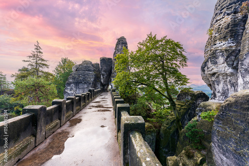 Foto The breathtaking Elbe Sandstone Mountains with the historic Bastei Bridge in Sax