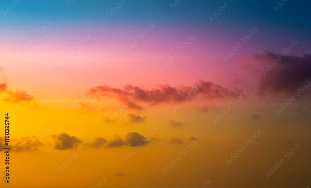 Obraz premium Enjoy a panoramic view of the skyline. The sun rises in the morning sky with colorful clouds. and beautiful cloud patterns In the soft light of the morning 