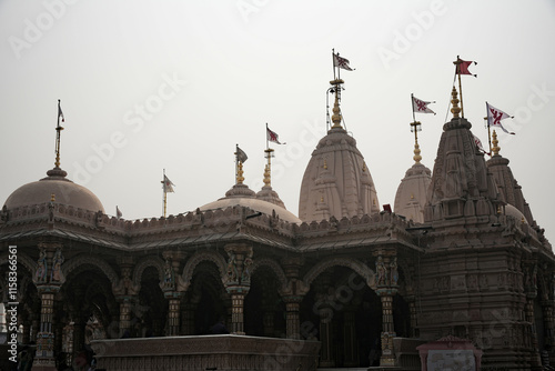 Obraz na płótnie A Spiritual Masterpiece: The Swaminarayan Temple in Ahmedabad w salonie