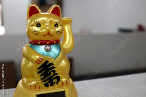 Photo of a cat doll, a symbol of good luck according to Japanese culture, this cat doll is called Maneki-neko