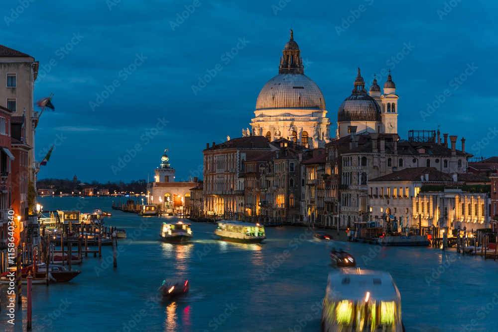 Obraz premium Nighttime View of Grand Canal and Illuminated Santa Maria della Salute in Venice