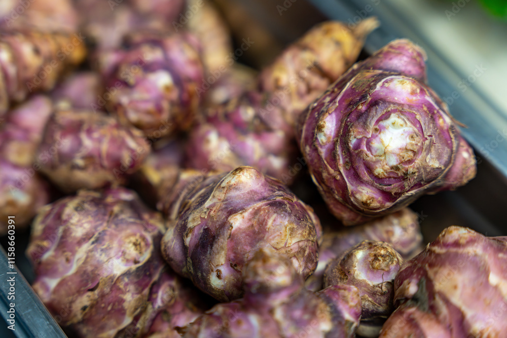 Gros plan sur les topinambours. Légumes utilisés pour la préparation d'un plat par un chef en cuisine.