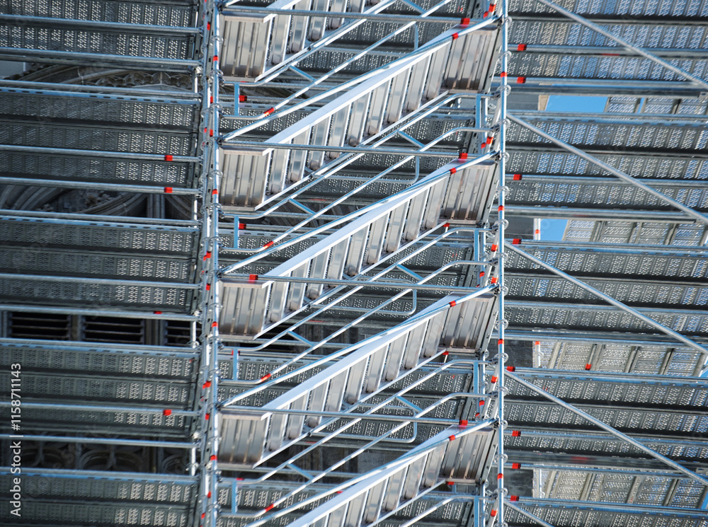 Treppen an einem Baugerüst