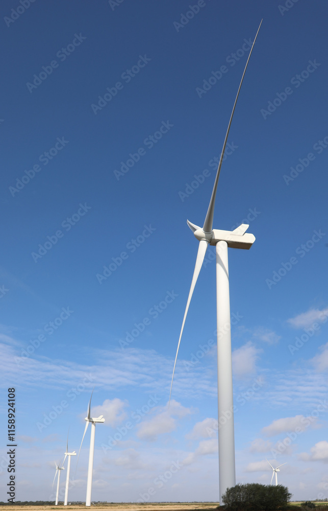 pale eolica che girano con la forza del vento generando energia elettrica da fonti verdi non inquinnanti pale eolica che girano con la forza del vento generando energia elettrica da fonti verdi non inquinnanti