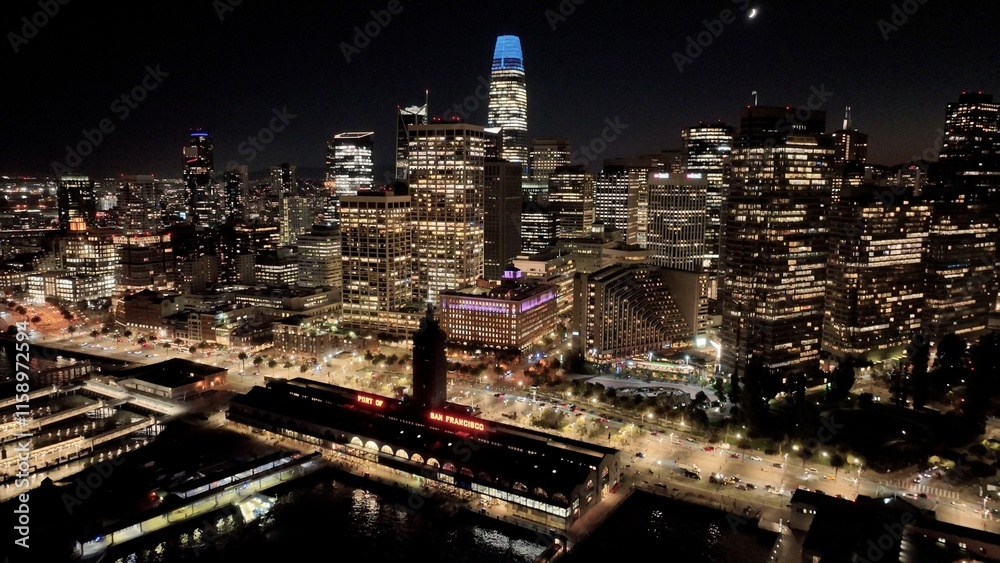 Obraz premium San Francisco Skyline In California United States. Illuminated City. Port Of San Francisco Landscape. Downtown City At Night. San Francisco Skyline In California United States. Landmark Skyline. 