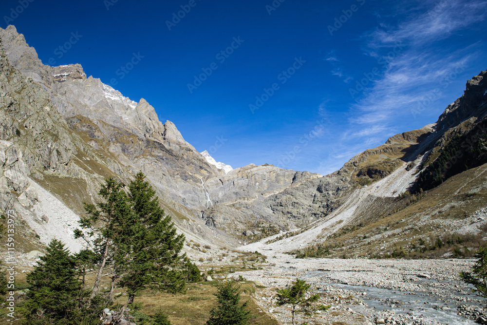Am ende des Tals. Der anfang vom Fluss Am ende des Tals. Der anfang vom Fluss