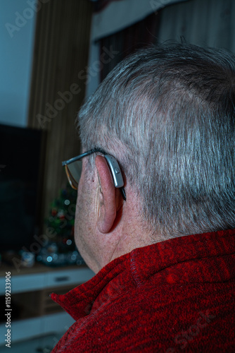 Obraz na płótnie grandfather listening to perfection thanks to the headset w salonie