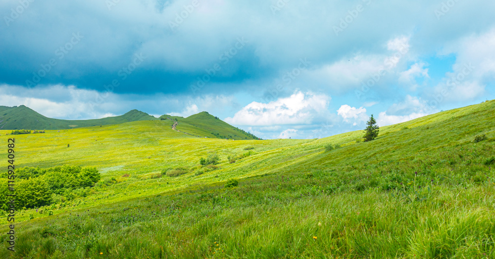 Bieszczady góra góry połoniny las drzewa dolina niebo chmury wiosna lato