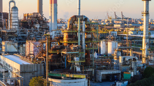 Planta industrial em Veneza, Itália, com infraestrutura de produção visível. A imagem captura a dinâmica industrial em contraste com a arquitetura tradicional da cidade photo