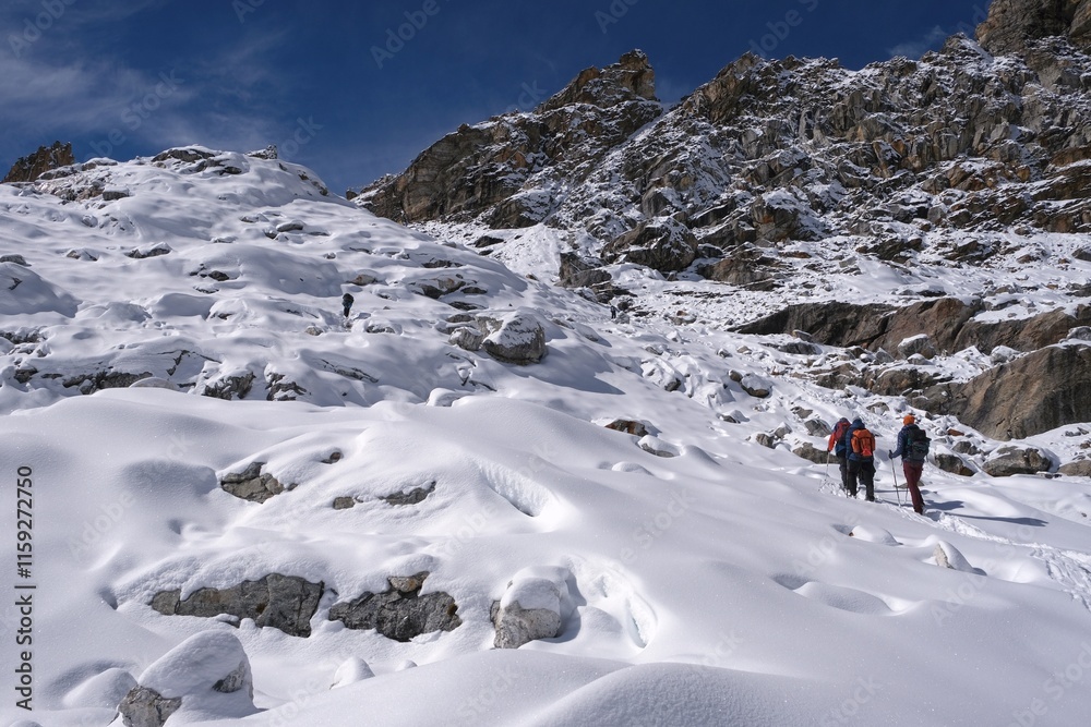 Εκτύπωση καμβά Winter mountain panorama with climbing trekkers during route to Renjo La Pass