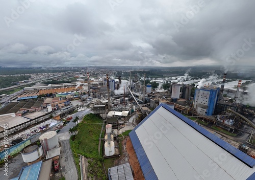 Visão grande angular de uma indústria de papel e celulose, destacando o maquinário e a infraestrutura de produção, com foco no processo industrial photo