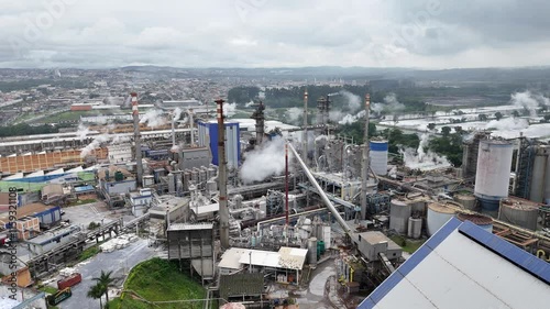 Visão aérea de uma planta industrial de uma fábrica de papel e celulose em Suzano, SP, Brasil, mostrando a infraestrutura e a produção industrial do setor photo