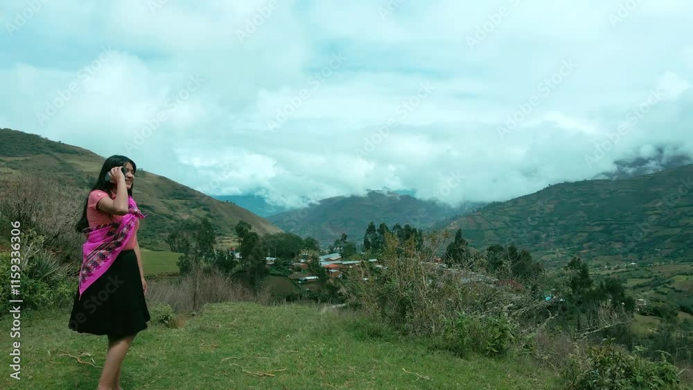  Video de una feliz campesina con ropa típica hablando por un teléfono celular en los Andes peruanos. Mujer usando teléfono móvil. Quechua. Andes.