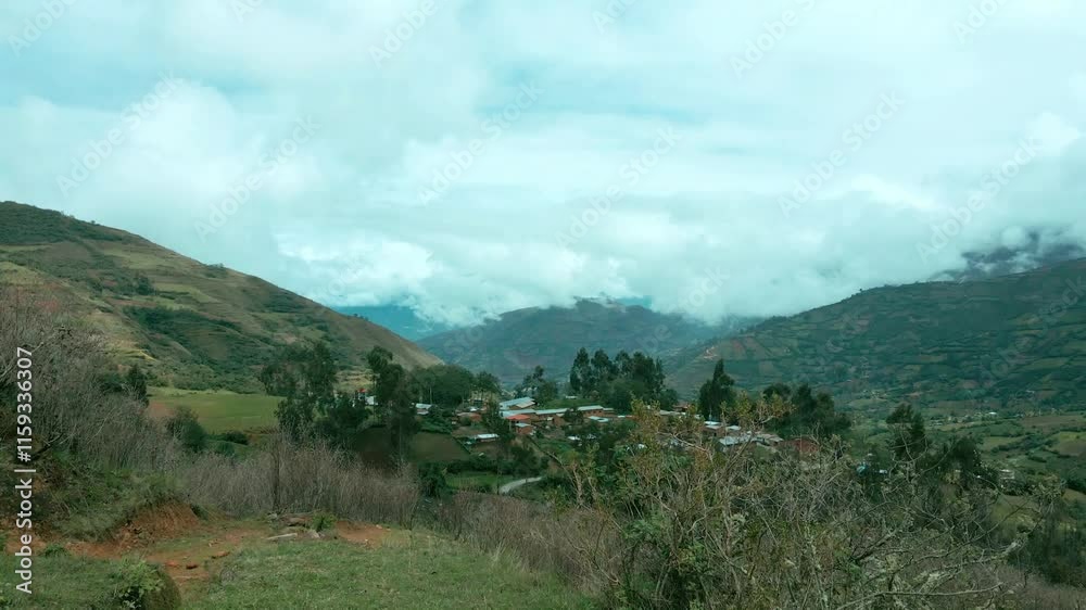  Video de una feliz campesina con ropa típica hablando por un teléfono celular en los Andes peruanos. Mujer usando teléfono móvil. Quechua. Andes.