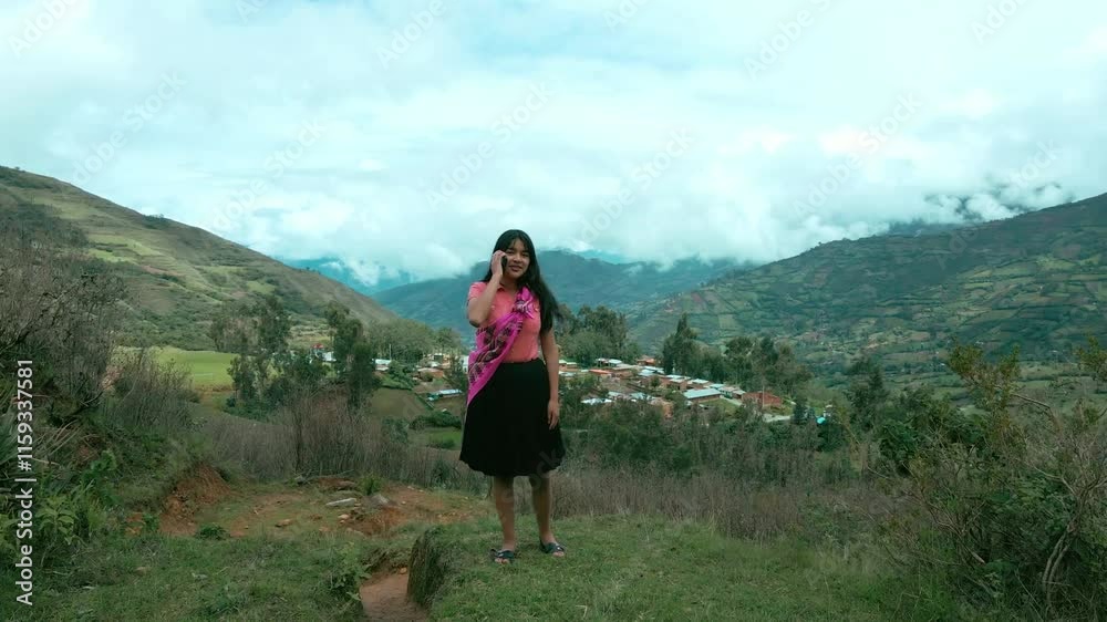  Video de una feliz campesina con ropa típica hablando por un teléfono celular en los Andes peruanos. Mujer usando teléfono móvil. Quechua. Andes.