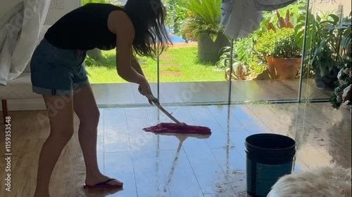 mulher faxinando limpando o chão 