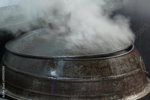 김이 모락모락 나는 검은 가마솥