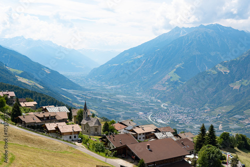 Aschbach oberhalb von Algund mit Blick über Vinschgau. Südtirol, Italien.
