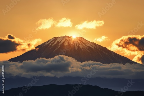 夕暮れに浮かぶ富士山の美しい景色と雲の間から差し込む光 photo