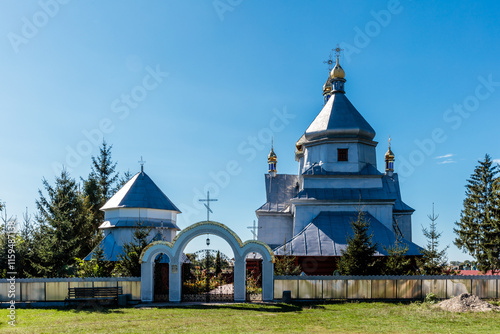 Canvas Print A large church with a white roof and a blue sky in the background