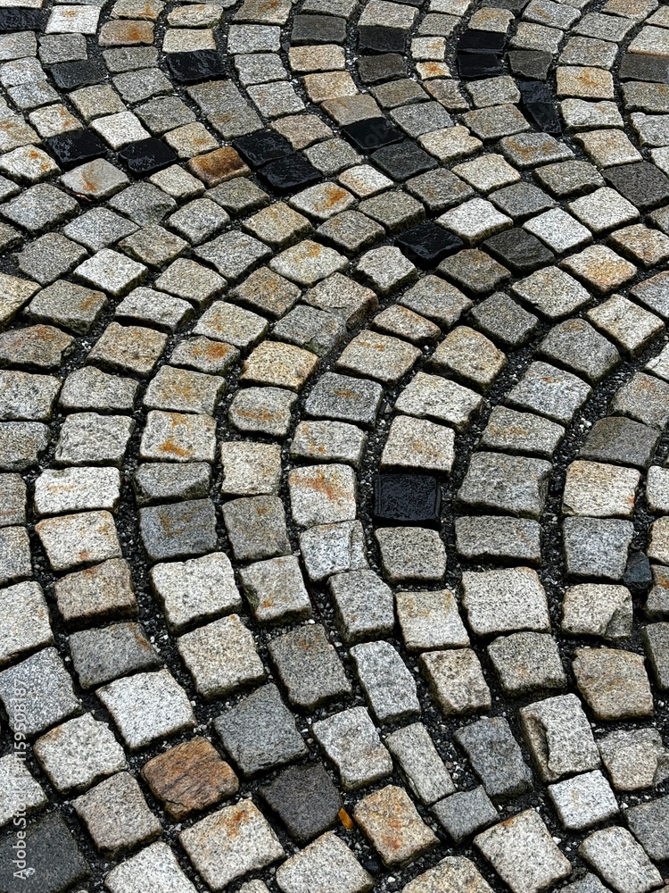 nasses Kopfsteinpflaster, im Bogen gelegt, nasses Kopfsteinpflaster, im Bogen gelegt,