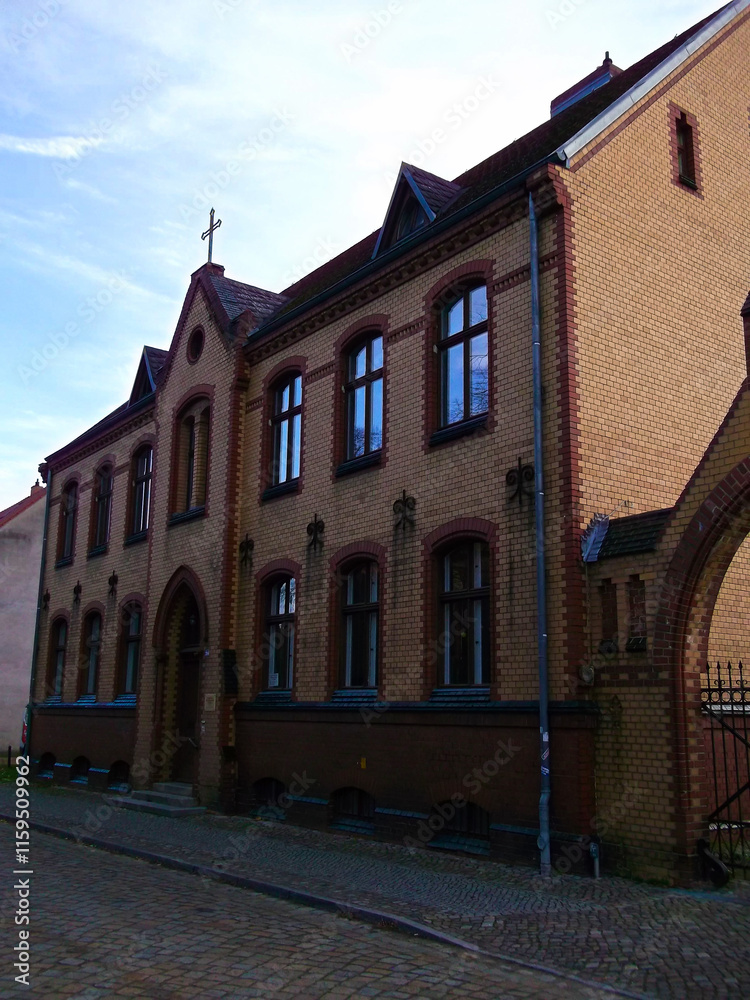 Historisches Backsteingebäude einer evangelischen Kirchengemeinde