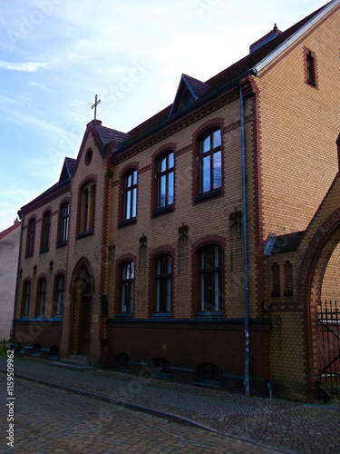 Obraz na płótnie Historisches Backsteingebäude einer evangelischen Kirchengemeinde w salonie