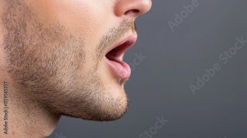 Nahaufnahme des sprechenden Mundes eines Mannes, der leise gesprochene Worte und Emotionen übermittelt photo