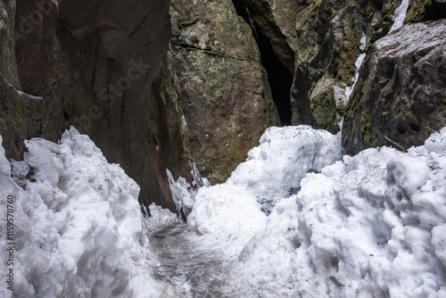 Obraz na płótnie Narrow pass in Bledne Skaly rocks, Poland with icy snow danger path w salonie
