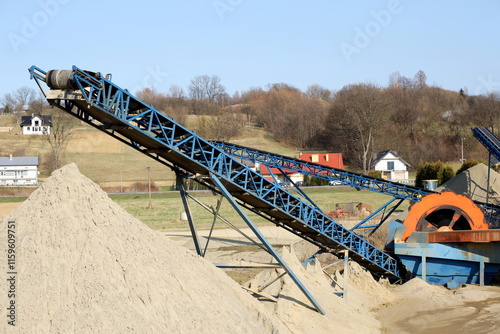 Elements of equipment for the extraction and sorting of rubble. Production of construction materials. Metal construction for working with stone and rocks. Slag of gravel under the conveyor belt