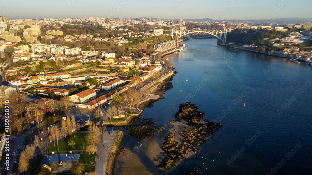 Fototapeta premium Vista capturando a deslumbrante paisagem do Porto e de Matosinhos, onde o Rio Douro encontra o Oceano Atlântico. A cena apresenta as areias douradas da praia de Matosinhos, 