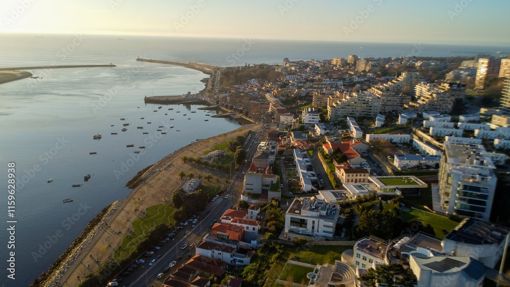 Fototapeta premium Vista capturando a deslumbrante paisagem do Porto e de Matosinhos, onde o Rio Douro encontra o Oceano Atlântico. A cena apresenta as areias douradas da praia de Matosinhos, 