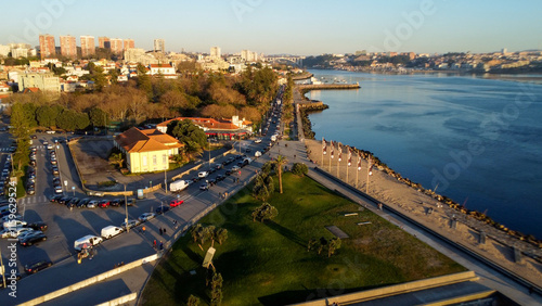 Vista capturando a deslumbrante paisagem do Porto e de Matosinhos, onde o Rio Douro encontra o Oceano Atlântico. A cena apresenta as areias douradas da praia de Matosinhos,  photo