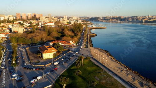 Vista capturando a deslumbrante paisagem do Porto e de Matosinhos, onde o Rio Douro encontra o Oceano Atlântico. A cena apresenta as areias douradas da praia de Matosinhos,  photo