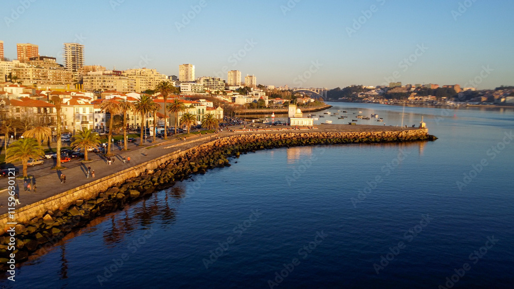 Fototapeta premium Vista capturando a deslumbrante paisagem do Porto e de Matosinhos, onde o Rio Douro encontra o Oceano Atlântico. A cena apresenta as areias douradas da praia de Matosinhos, 