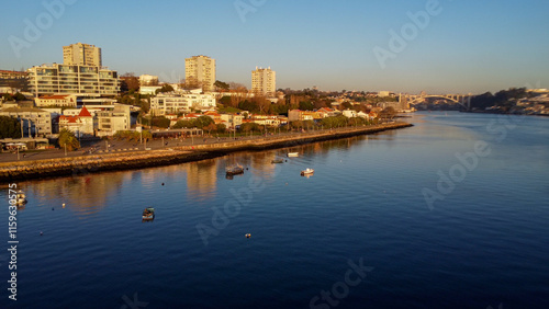 Vista capturando a deslumbrante paisagem do Porto e de Matosinhos, onde o Rio Douro encontra o Oceano Atlântico. A cena apresenta as areias douradas da praia de Matosinhos,  photo